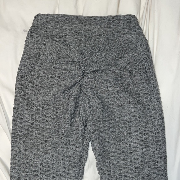 Viral scrunch butt leggings!🍑 - Picture 1 of 3